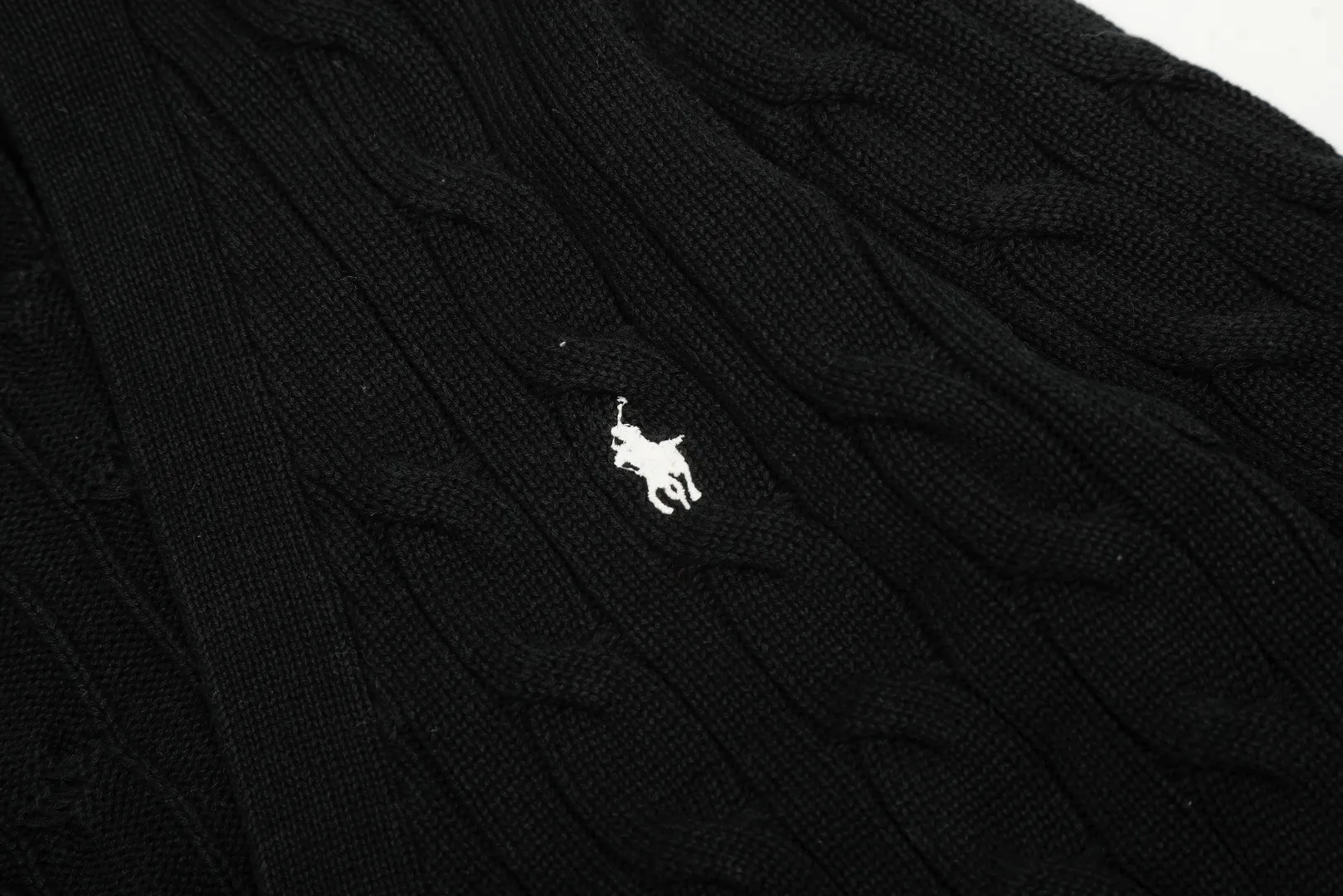 P250 Top quality" Style number: DS113# (not off the shelves all year round) [Ralph Lauren large V-neck solid color pony embroidered logo twist knitted cardigan] ✅Ralph Lauren classic basic versatile goddess style large V-neck knitted cardigan jacket ✅Main supply platform live broadcast Wholesale entities Replenish when out of stock Not off the shelves ✅ZP quality 1:1 version Scan the code to enter the GF website Counter quality ✅Detailed quality is the only one in Guangzhou Imported quality cotton yarn, focusing on high-end, cost-effective, good quality needless to say ✅The version is restored to the original order, the maximum size can be worn up to 160 pounds, loose, comfortable and stress-free ✅The upper body is simple and easy to match, ootd must-have style, good-looking clothes are never picky, a must-have in the goddess' wardrobe. Size: S-XL Color: Black White Gray Light Blue Khaki Pink Yellow Chinese Red Navy Blue White Label Navy Blue Red Label